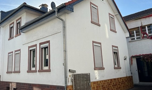 Detached house with an extension, located in the center of Obertshausen.