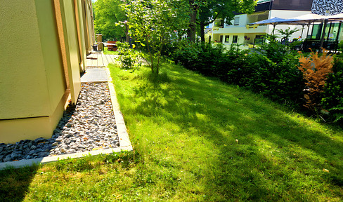 Exclusive apartment with a garden and a high-quality fitted kitchen.