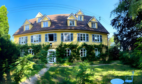 Bright, spacious loft apartment spanning two floors, located in a baroque-style building with a garden.