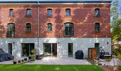 Modernes Reihenhaus im kernsanierten Hofensemble mit Wärmepumpe und langfristigem Mietverhältnis