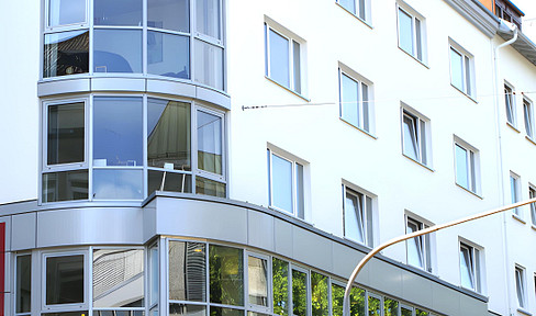 Beautiful 4-room apartment with a balcony, located in the heart of Stuttgart, available from May 1st, 2025.