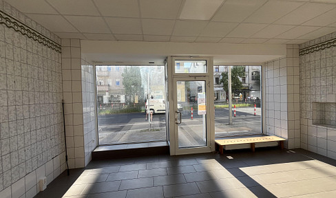 Versatile commercial space on the ground floor, located in a high-traffic area on Tempelhofer Damm.