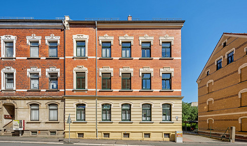 From September 1st: Fantastic 3-room attic apartment, with 2 balconies, fitted kitchen, parking space, and attic storage.