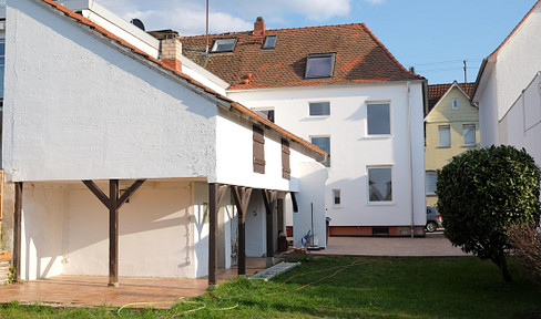 Semi-detached house, completely renovated with a heat pump, plus building land with building permit, located in Dreieichenhain.
