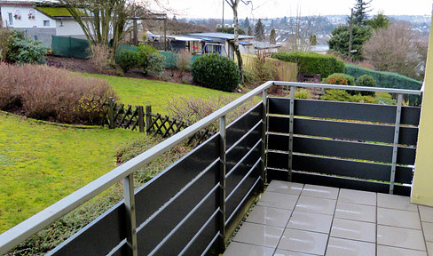 145 m² duplex apartment with a balcony and views of the greenery.