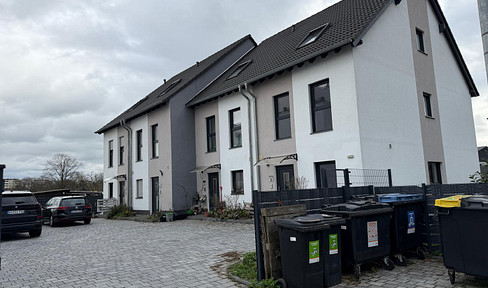 Spacious end-of-terrace house with a large garden.