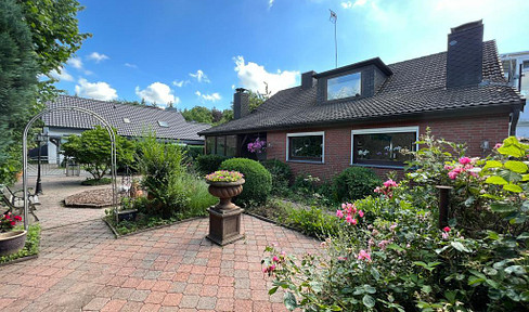 Modernized detached house with a large garden and sunroom.