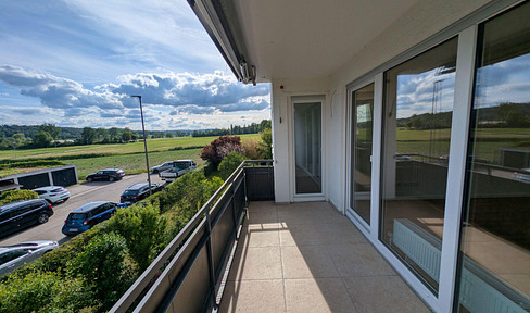 Completely renovated 4-room apartment on the outskirts of town – south-facing balcony, views of the fields, and garage.