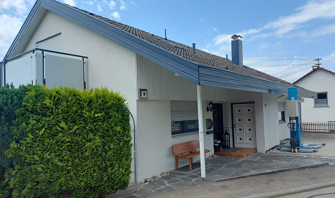 RESERVED! Detached house with ample living space and 3 garages, situated in a scenic location.