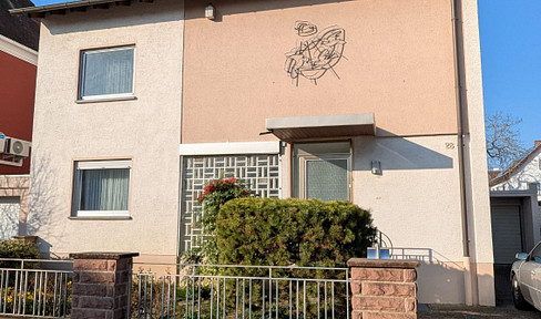 Spacious, bright, family-friendly detached house with a lovely garden, located in a very desirable area. For sale by private owner.