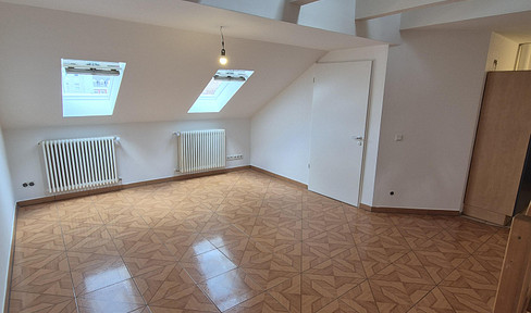 52+12 qm | Helle 2,5 Zimmer | zentral & ruhig | EBK