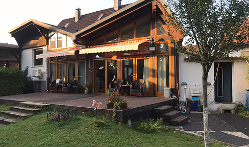 Praktisches und schmackvolles Haus (DHH.)