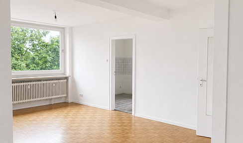 Frisch renoviert | 2 Zimmer | Balkon | neue Küche | Bad mit Wanne & Dusche | Aufzug