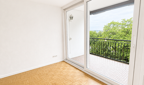 Freshly renovated 2-room apartment with a large balcony, a new fitted kitchen, and an elevator, located in the city center.