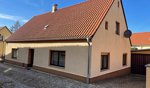 Charming detached house in a village setting / Townhouse & courtyard property / No commission fees.