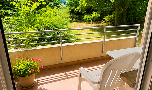Bright 2-room apartment with a balcony overlooking greenery, located in Oberursel.