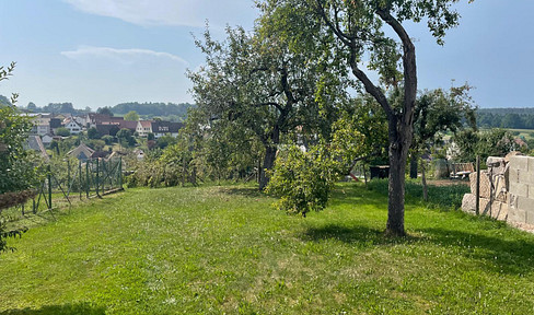 Your dream home in a green setting – A spacious building plot in a prime, undeveloped location on the edge of town.