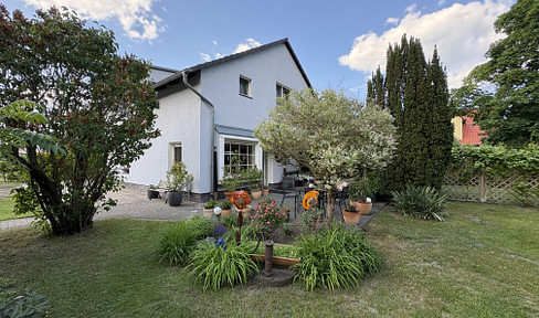 Freistehendes Einfamilienhaus mit großem Garten