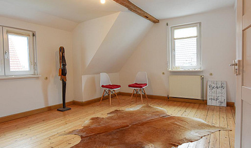 Semi-detached house with 7 rooms - plenty of space.