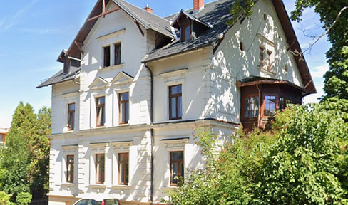 Dreamy 3-room penthouse apartment in a villa, with access to a garden and a parking space, located in the city center.