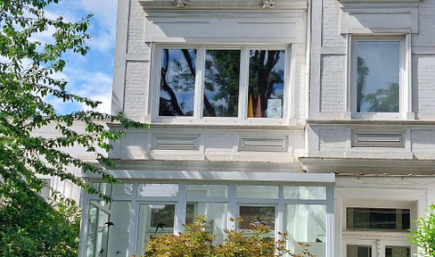 Spacious maisonette apartment with a garage and a share of the garden, located in the new district of Bremen, and with no service charges.