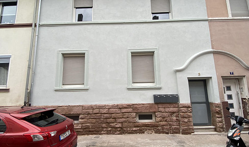 Renovated ground-floor apartment with a terrace and private garden.