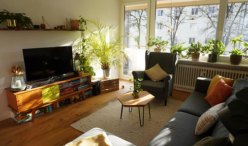 Renovated, bright 3-room apartment with a south-facing balcony - just a 6-minute walk to the U2 subway line (no agency fees).