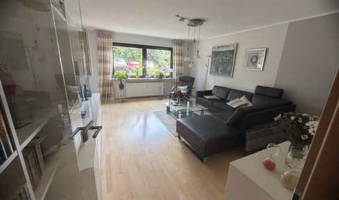 Bright 4-room apartment with a balcony and elevator, located in a well-maintained residential area.