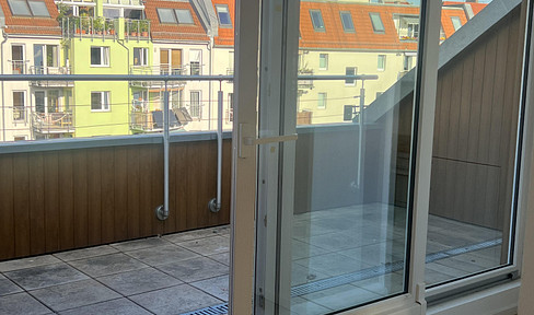 5-room apartment with a beautiful rooftop terrace, close to Prenzlauer Berg.