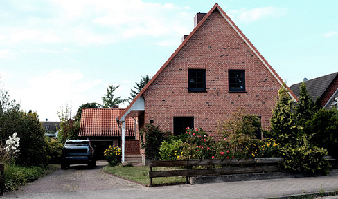 Modern living with the charm of a traditional building: Plenty of space surrounded by greenery.