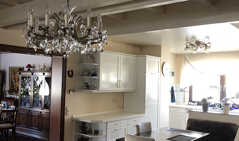 Welcome to our 4-5 room maisonette apartment with a double garage.