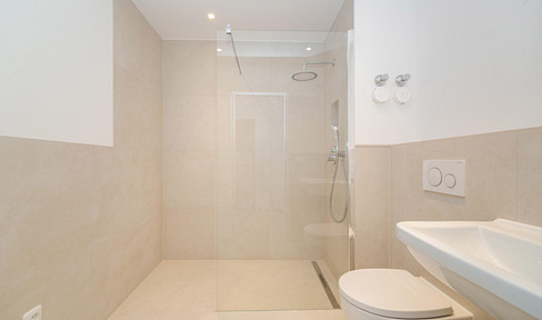 Dreamily modernized 3-room apartment with two balconies, located in Munich-Neubiberg.