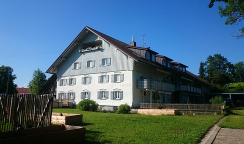 Charming living in the Allgäu region – Spacious attic apartment with a breathtaking view.