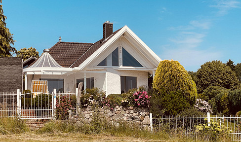 Weekend house for sale, free of commission, on a 966 square meter plot with fantastic panoramic views.