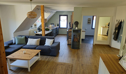 Modern 92m² attic apartment with a view of the Main River – immediately move-in ready and in a quiet location.
