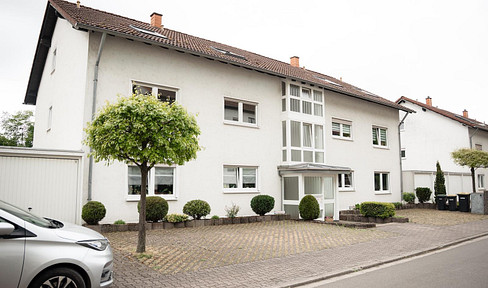 Newly renovated 3-room apartment with a balcony overlooking greenery, a fitted kitchen, and a garage.