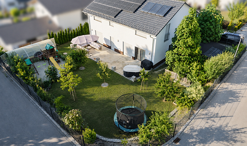 Modern family home with 217 m², featuring 8 rooms, a photovoltaic storage system, a wallbox for electric vehicles, solar panels, and a large garden.