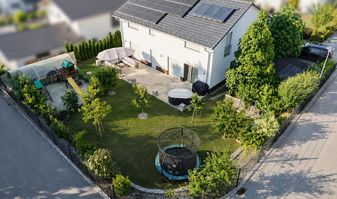 Modern family home with 217 m², featuring 8 rooms, a photovoltaic storage system, a wallbox for electric vehicles, solar panels, and a large garden.
