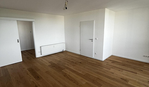 2-room apartment in Augsburg – completely renovated, with a balcony, offering a wide view, and ready for occupancy.
