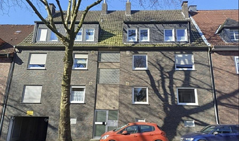 Solides Mehrfamilienhaus in netter Allee mit Gärten und Garagen zum Verkauf