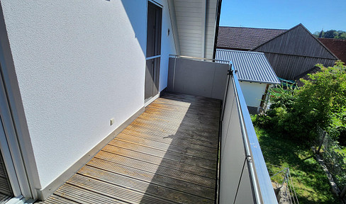 Immediately available! Modern attic apartment with fiber optic internet, balcony – including kitchenette.