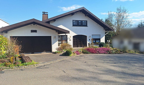 Dream home with added value: Discover this single-family home with a separate apartment in Melsbach!