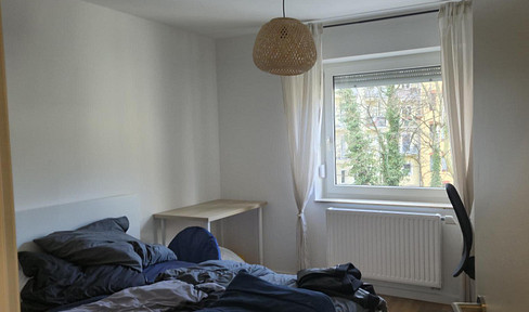 High-quality furnished room in a newly renovated shared apartment – ideal for working professionals.