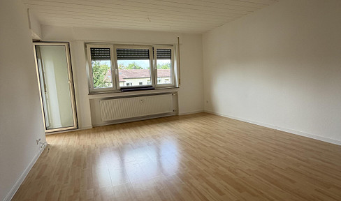 Move in immediately! Newly renovated 3-room apartment with parking space and fitted kitchen.