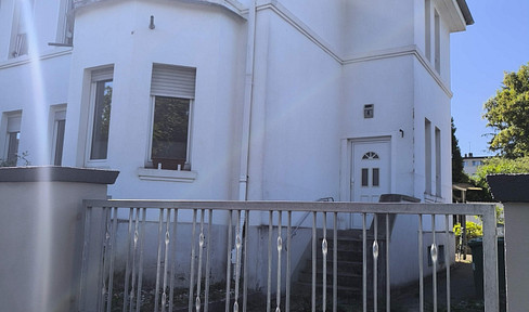 3-bedroom apartment and garden in a pre-war building in Preungesheim.