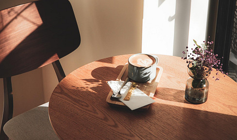 Handover of a stylish café with high-quality furnishings.