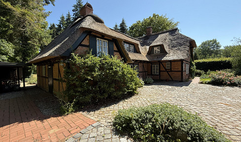 Commission-free: Idyllic living in a thatched-roof cottage near a forest, just a short distance from the Baltic Sea.