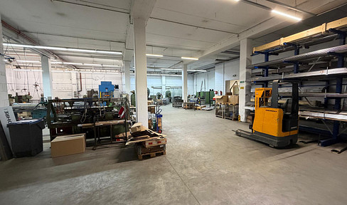 Lager- / Produktions- Halle mit Rolltor (befahrbar) 1400qm - Arnsberg