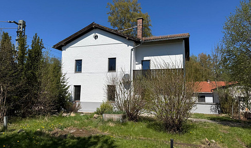9-Zi. Zweifamilienhaus mit 1080m2 Grund, unmittelbar am Bahngleis, 15 min mit der Bahn nach München
