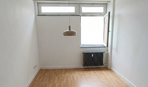 Attractive vacant apartment for rent in a prime location in Cologne, on Zülpischer Straße.